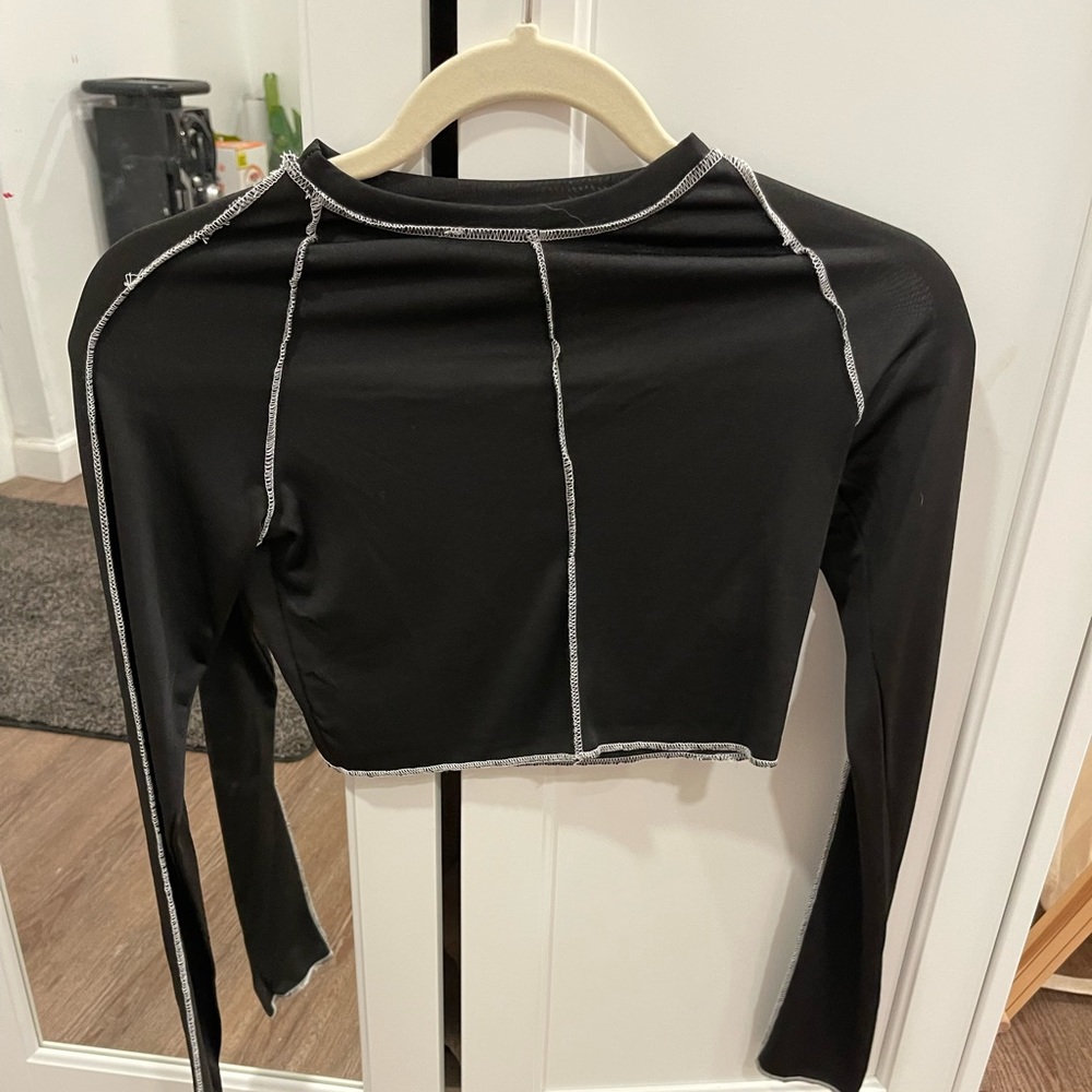 Black long sleeve crop